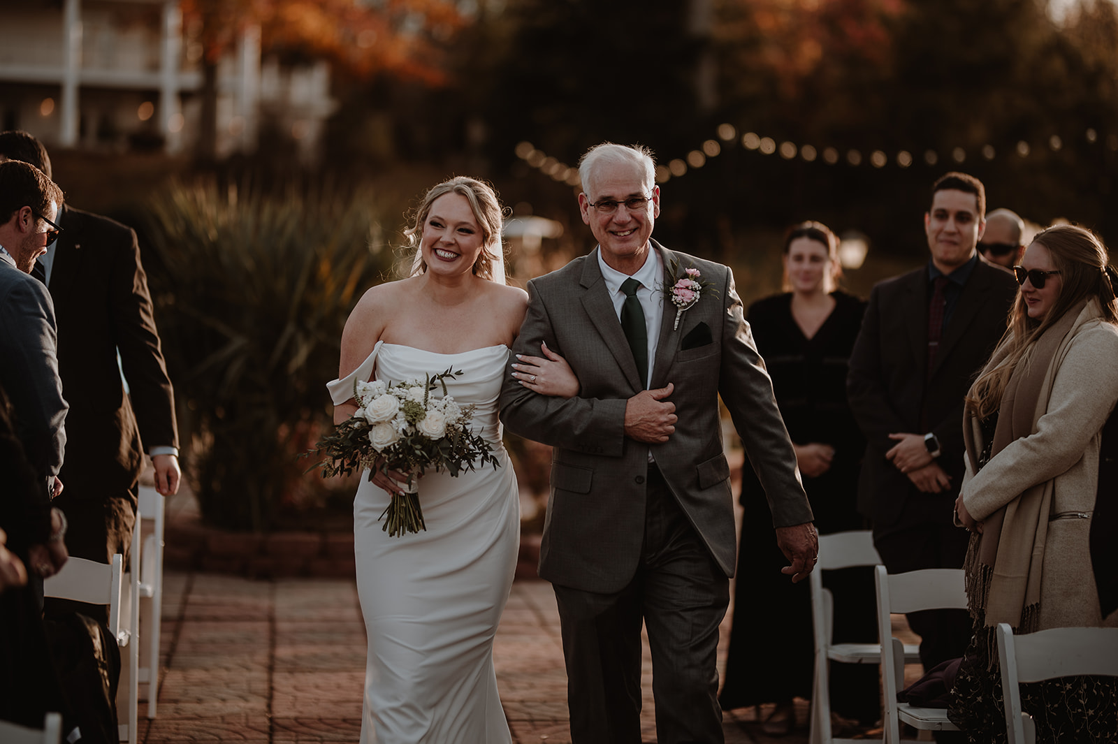 What Guests Should and Shouldn't Wear to Your Wedding: A Complete Guide - Pearl Mansion What Guests Should and Shouldn't Wear to Your Wedding: A Complete Guide - Pearl Mansion
